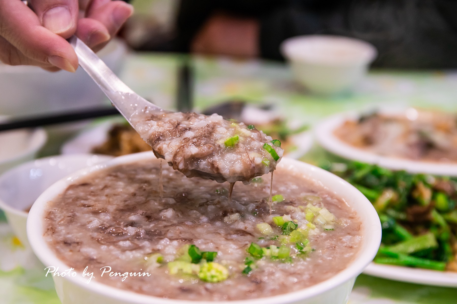 台南．中西區．金華路上的無名牛肉湯．超大碗清甜的牛骨肉粥每日限量供應