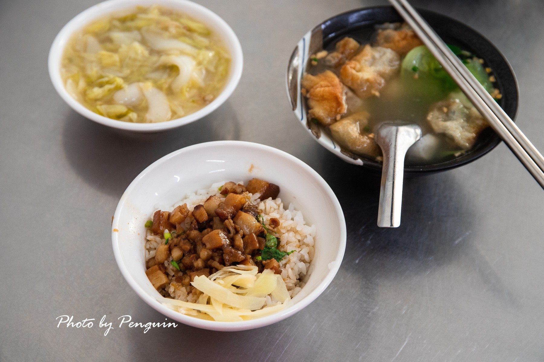 台南．中西區．彬國華街肉燥飯．傳統好滋味，肉燥飯、魚丸湯，一早就能吃到的美味組合!!