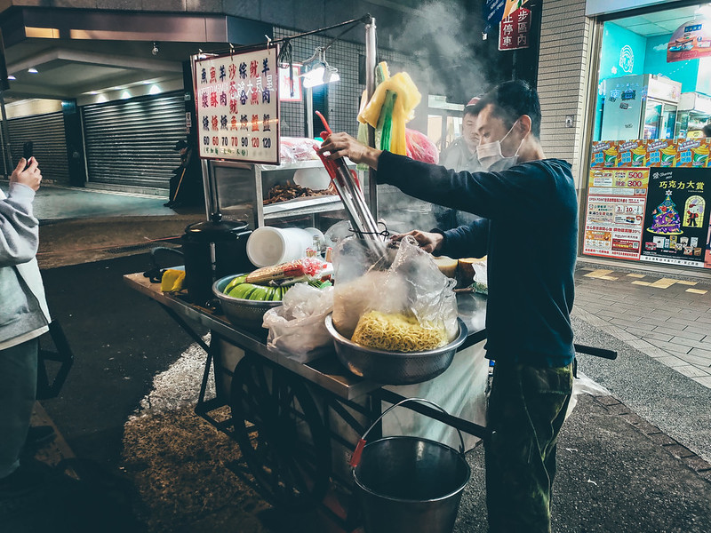 台北．萬華區．西門町美食宵夜．阿添羊肉羹．現點現場吃的小吃攤